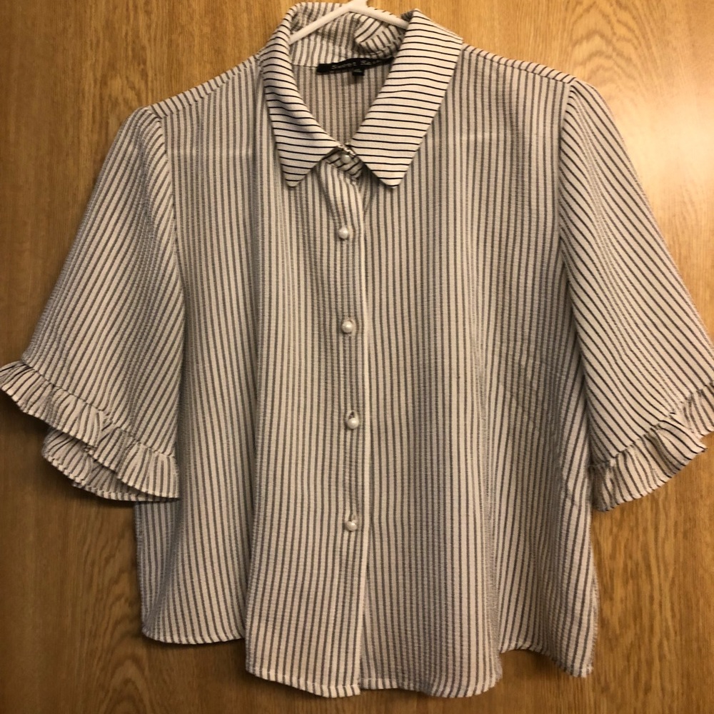 Fun cute button up crop top with color!! Pinstripe